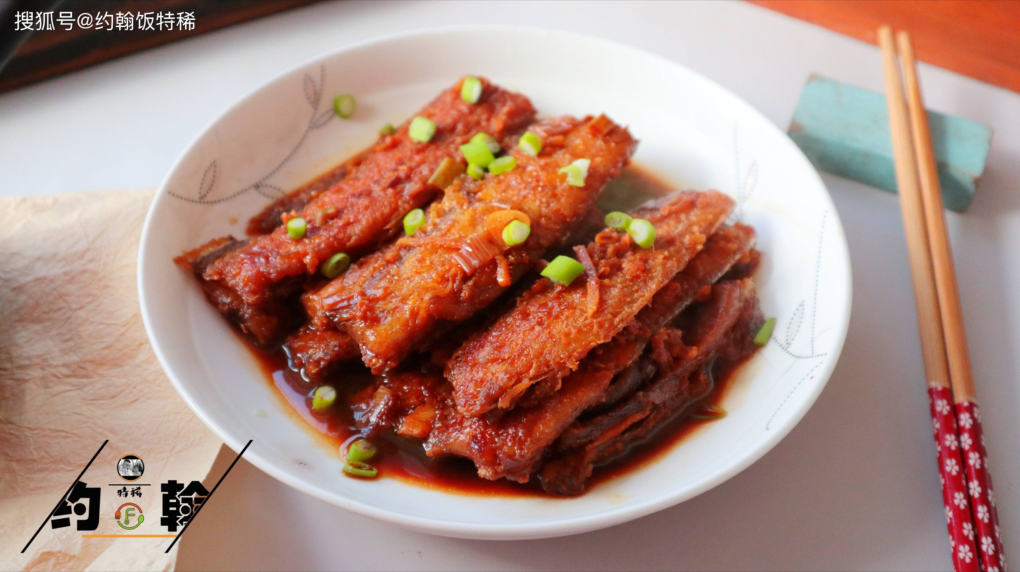 【红烧带鱼】 主料:带鱼500克 辅料:葱段,姜丝,蒜片,花椒粒,料酒,红烧