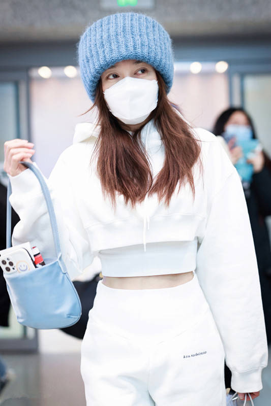 秦岚不愧被叫"白月光",穿白色露脐装搭长款羽绒服,保暖又美!