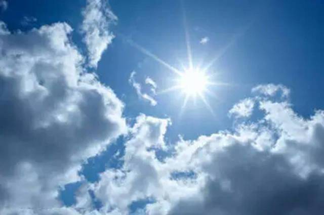 冬季天气晴朗,云层较少,因此紫外线照射到皮肤上也是较强烈的.3.