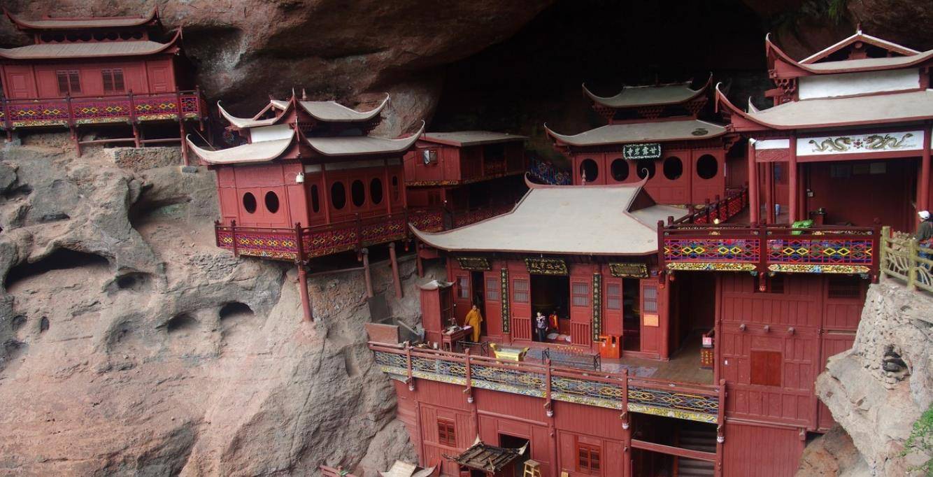 中国最神奇的一座庙，位于悬崖之上，仅靠一根柱子撑起四幢楼阁