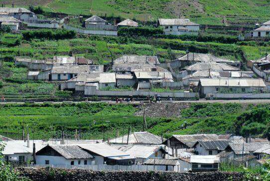 中国这个县与朝鲜一市五郡相对，对岸的朝鲜洗衣女子清晰可见 ！