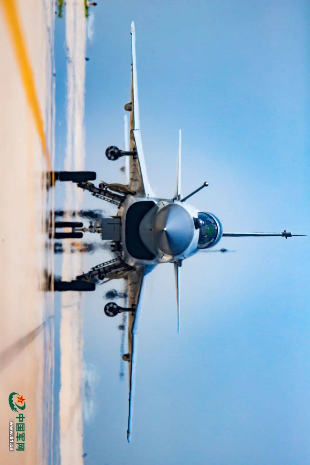 歼-10超低空飞行高清大图