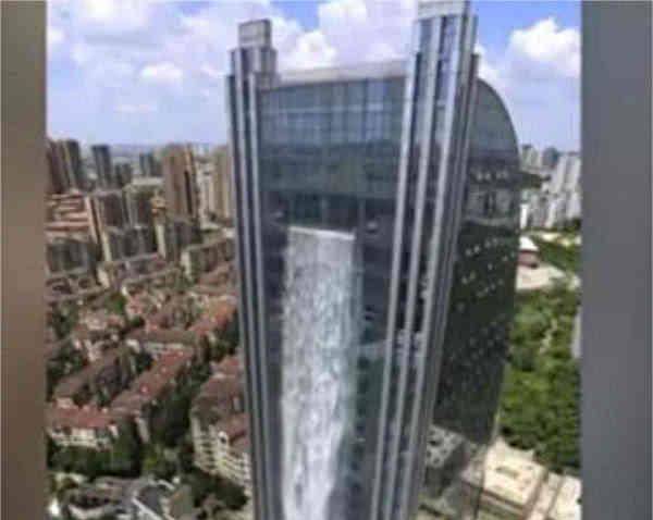 中国贵州百米高“人工瀑布大厦”，引国外网友调侃：太愚蠢！