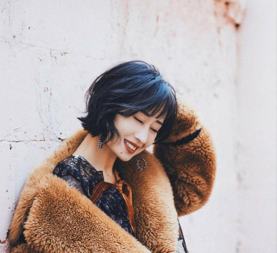 原创45岁刘敏涛这么少女?穿粉色西装现身,尽显甜美和可爱