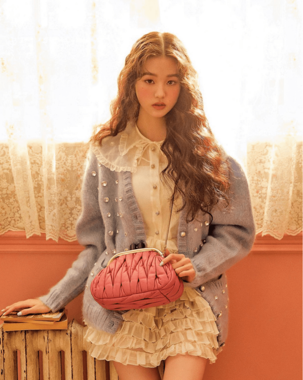 林允儿穿miumiu早春碎花裙清新甜美搭配长筒袜和皮鞋好少女