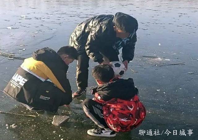 山东聊城环城湖发生一起悲剧,一名女孩掉入冰中,第二天被人发现_滑冰