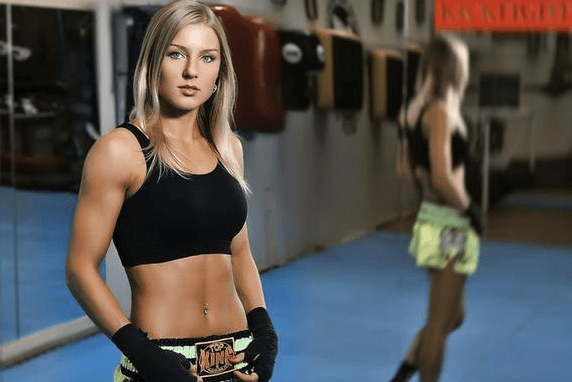 拳坛最美女拳王,曾向播求下战书,今嫁汽修厂帅气老板,孩子可爱_达耶娃