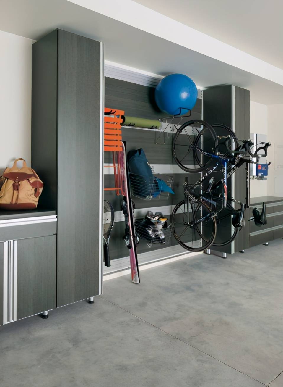 当然,把地下室作为大型储藏室是很多家庭的常见用法,足够宽大的面积