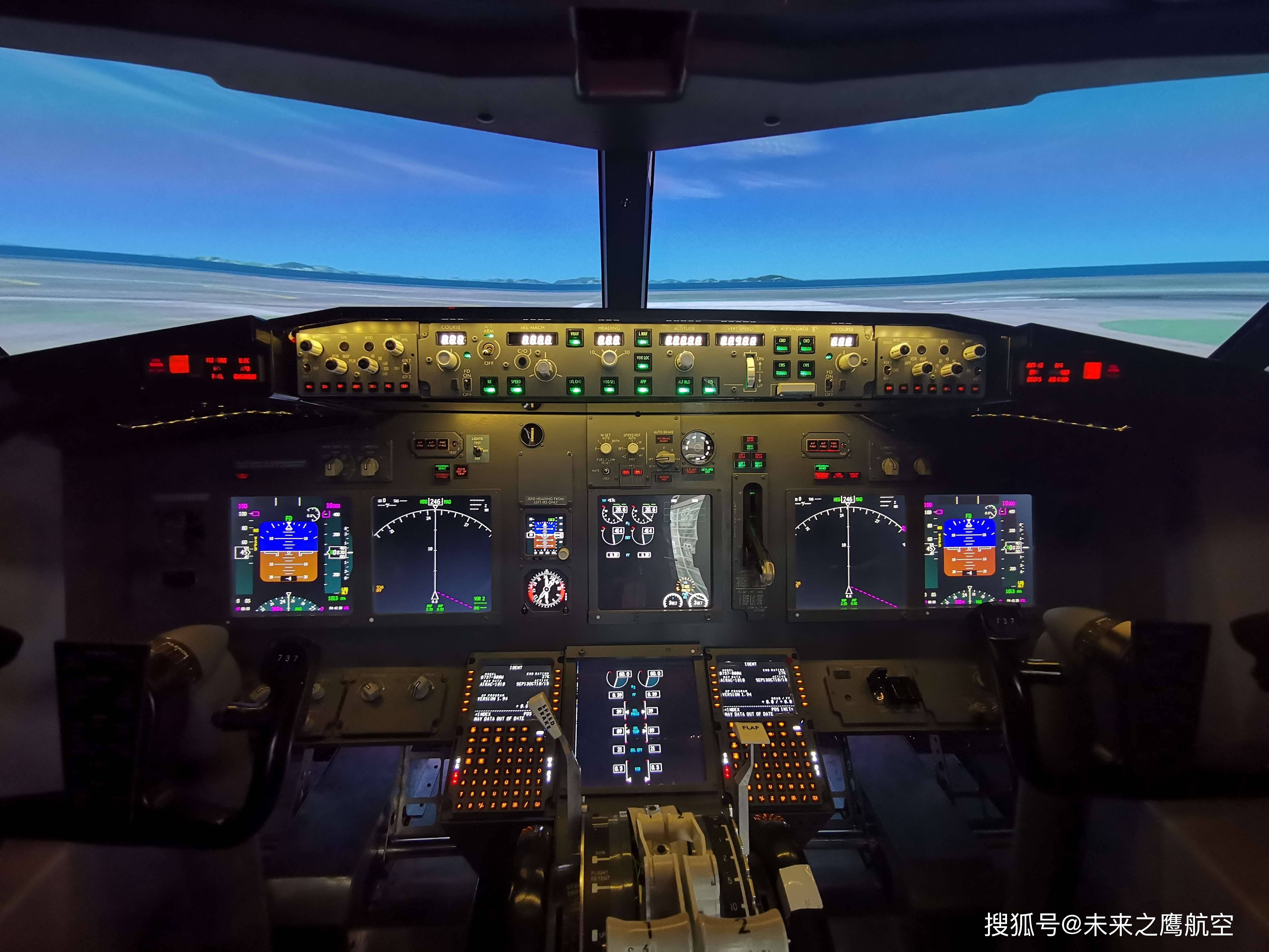 科普级波音b-737模拟训练舱驾驶舱内景