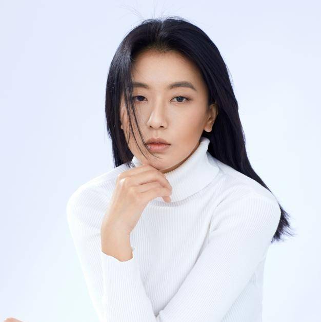 11年前上映的《让子弹飞》,被扯下肚兜的替补女演员,她现状如何