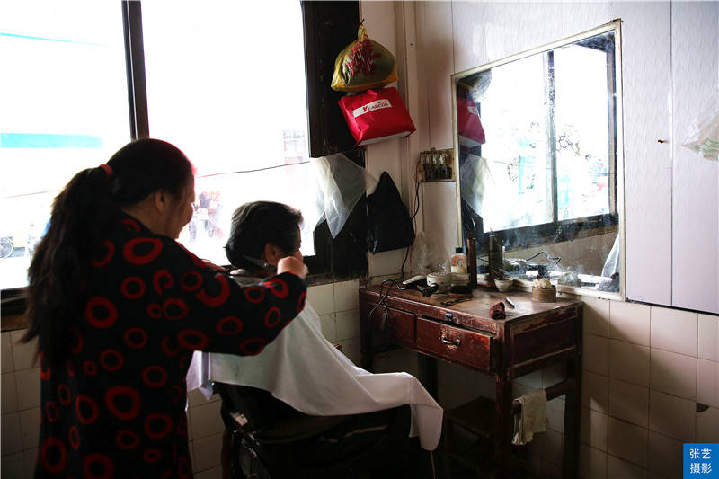 广东潮州牌坊街,即将消失的老理发店,探寻美发60年的变迁