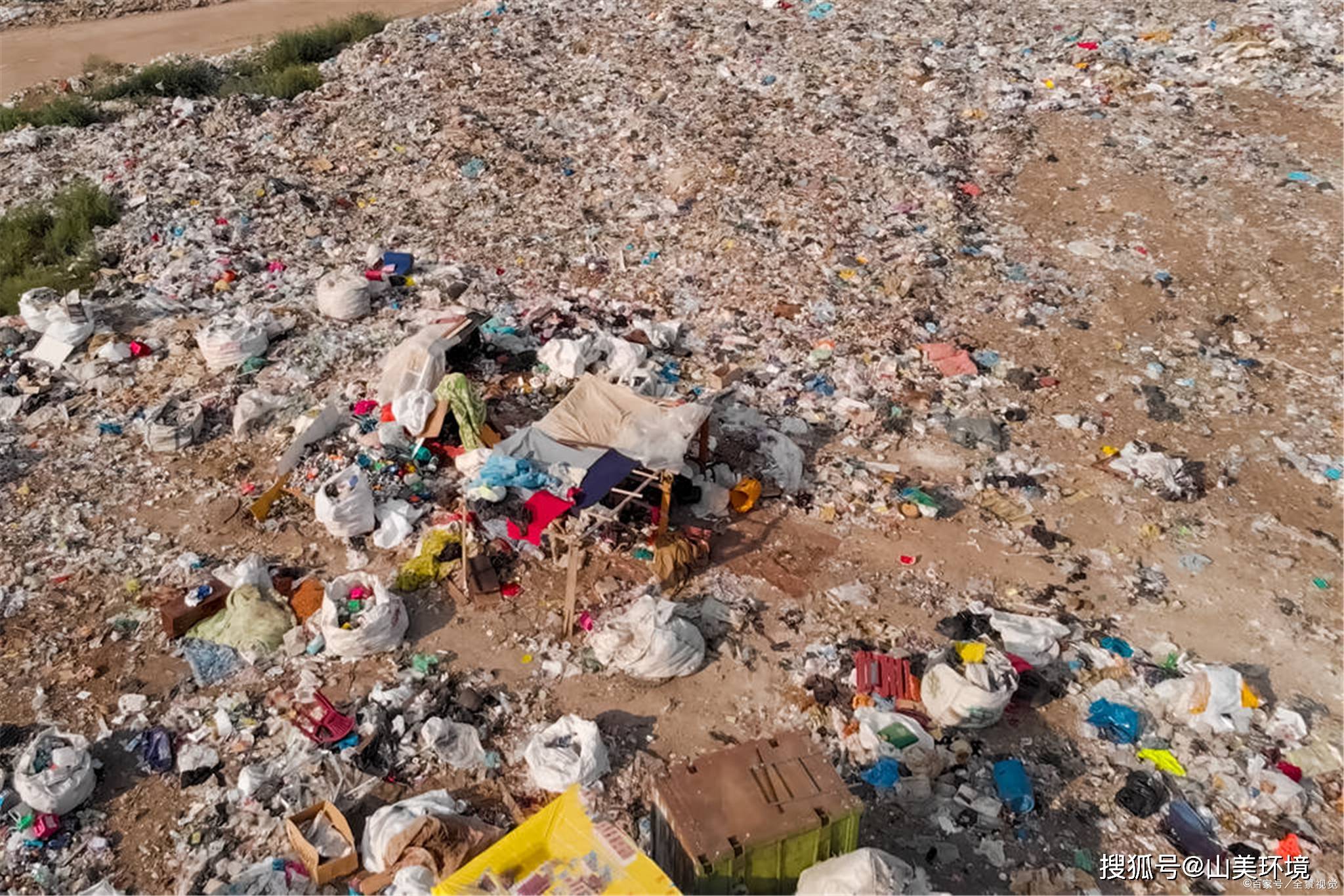而在现在的技术是在垃圾填埋场的表面铺满一种塑料的衬层也就是(覆膜)