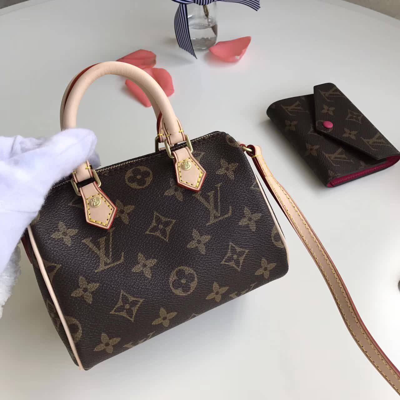 这款nanospeedylv迷你枕头包今年最流行的迷你包就非它莫属