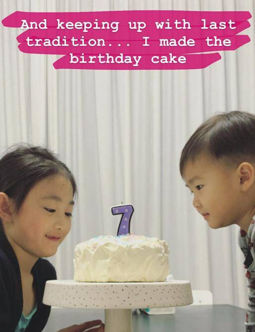 在奥莉7岁生日的时候,李安琪还晒出了姐弟两人一起吃蛋糕的照片,并且