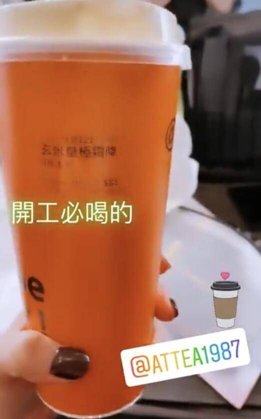 安以轩产后不足三月复出,胳膊纤细身材好,喝饮料自拍状态超好!