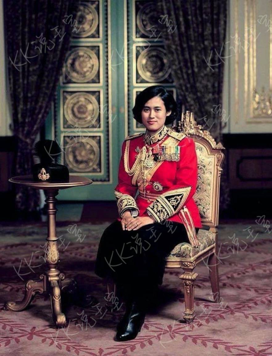 65岁泰国诗琳通公主身材臃肿,素面朝天,年轻时的颜值却很高!