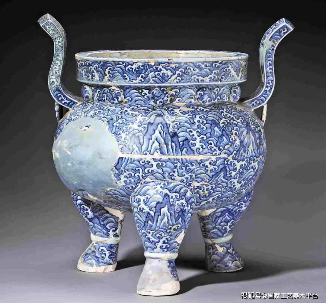 景德镇御窑厂遗址出土修复的明永乐青花海水江崖纹三足炉