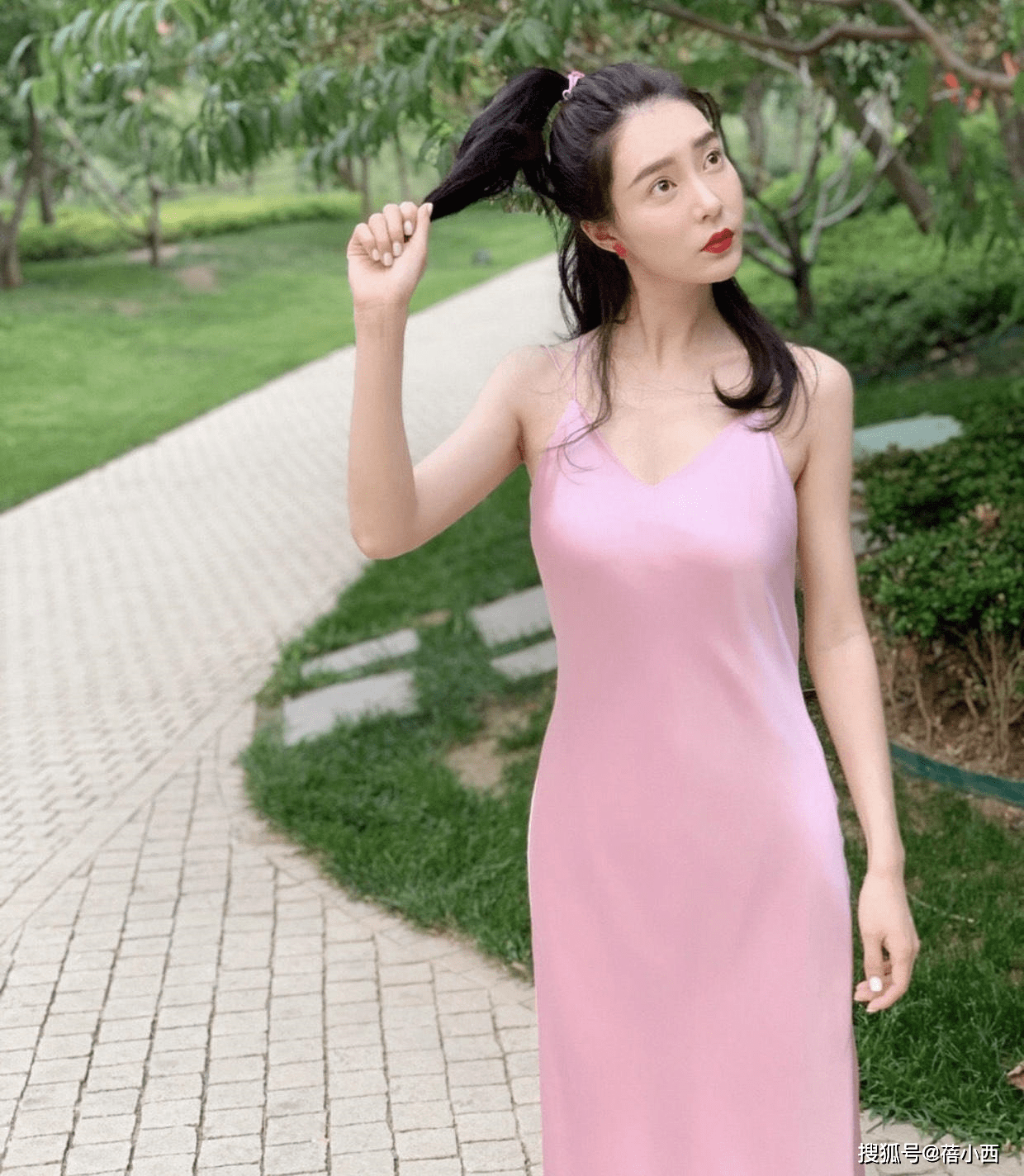 胡然简直是"尤物女神",穿粉色吊带裙大方秀身材,又被她美到了_手机