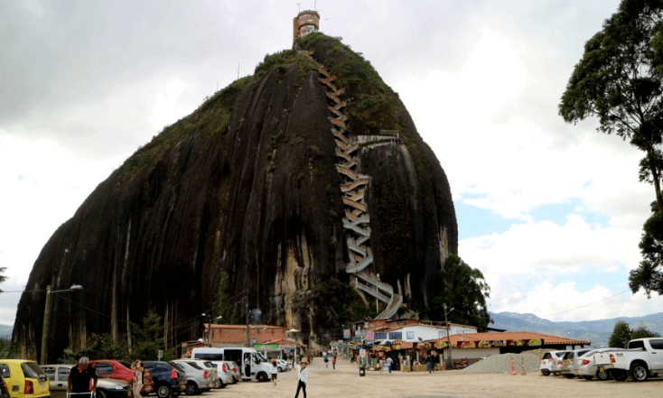 世界“最陡峭”房子，建在10万吨巨石上，有一条酷似“拉链”天梯