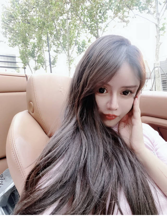 15岁女网红花400万整容成芭比,上节目暴露真实长相