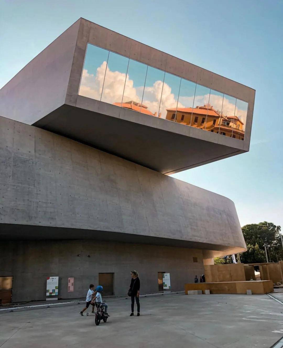 看到了两本书一本是peter zumthor的《思考建筑》一本是zaha hadid