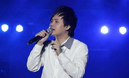 全国只有他一人,2003年郑源重返故乡广东,被孔雀唱片董事长陈仁泰发掘