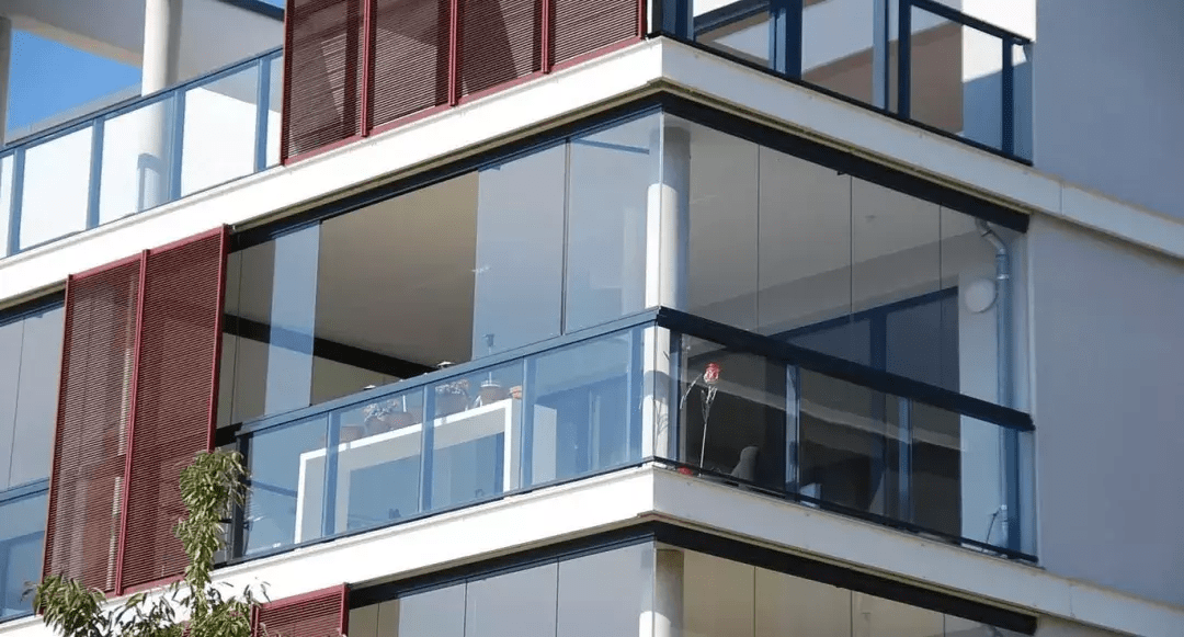 为什么朋友家封阳台花了2万块?工人:都怪物业!必须用断桥铝!