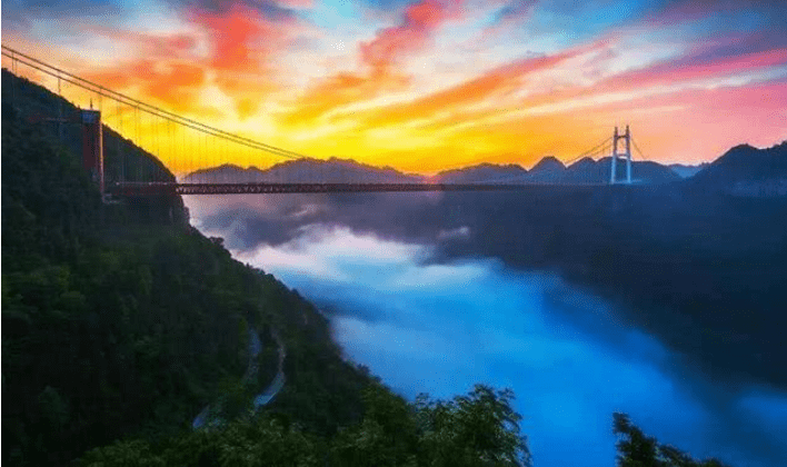 湖南的矮寨大桥，花15亿打造而成，如今成为著名旅游景点