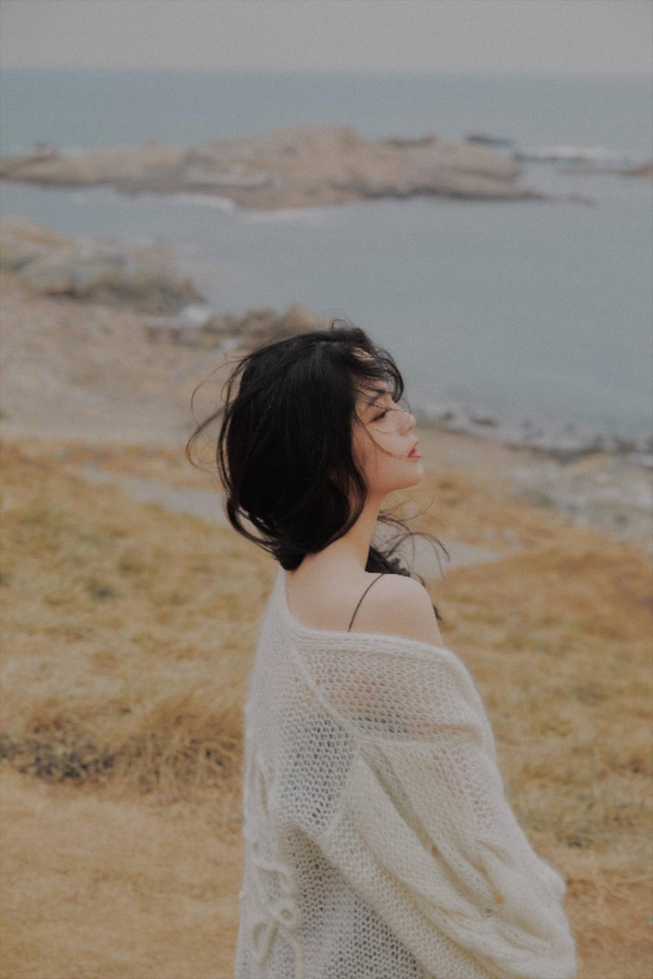 欧阳娜娜海边拍写真曝光吊带配开衫露半边肩膀