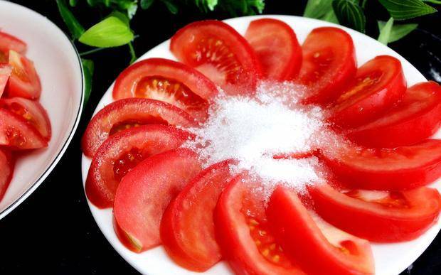 糖拌西红柿,别只会放糖,多加一样,出汁又快又多,比果汁还好喝_二姐