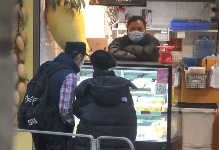 49岁郑秀文与许志安挽手逛街 出轨风波后仍恩爱