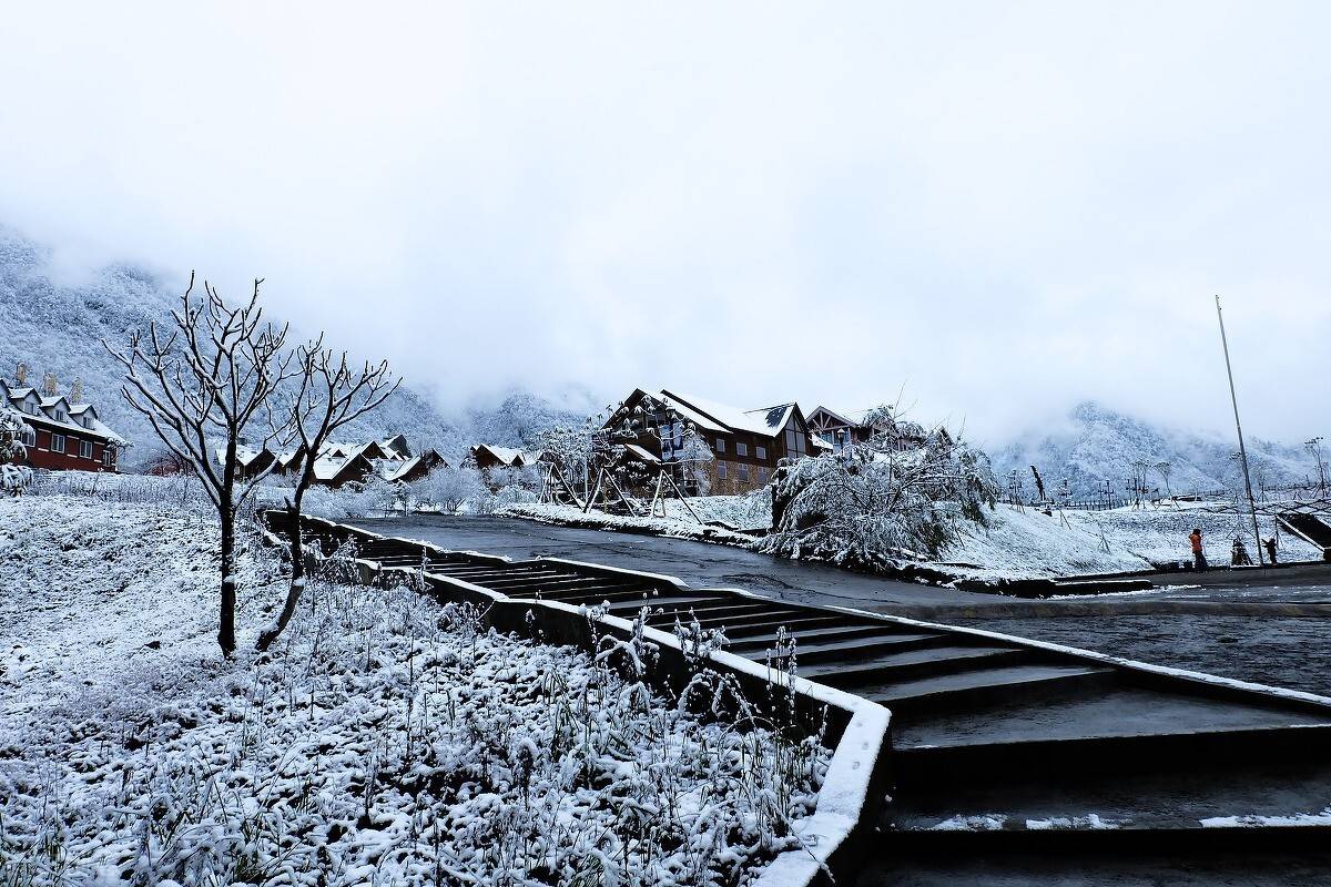 冬天，山区被厚厚的白雪覆盖，西岭雪山变成了一个银装素裹的世界