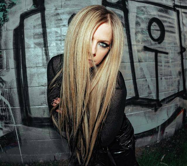 36岁艾薇儿近照曝光,烟熏妆难掩老态,因患怪病多次被传去世