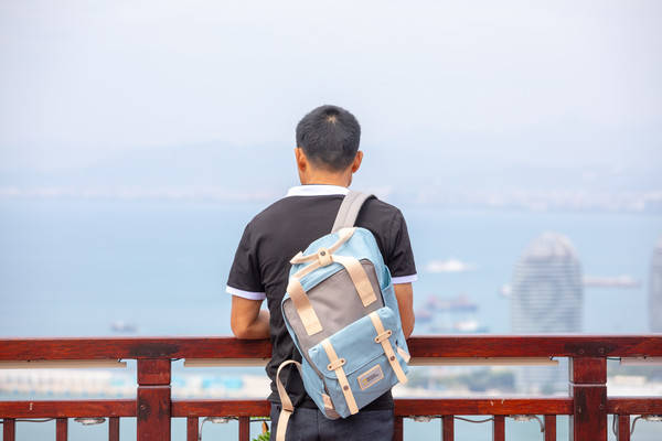 为何外国人旅游偏爱背包，而中国人喜欢拖行李箱？原因竟有这些