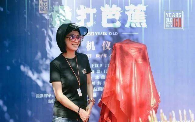 放弃周星驰下嫁后被婆家欺负，朱茵年近50为复出扮嫩，拉丈夫女儿出镜却惨遭群嘲（组图） - 16