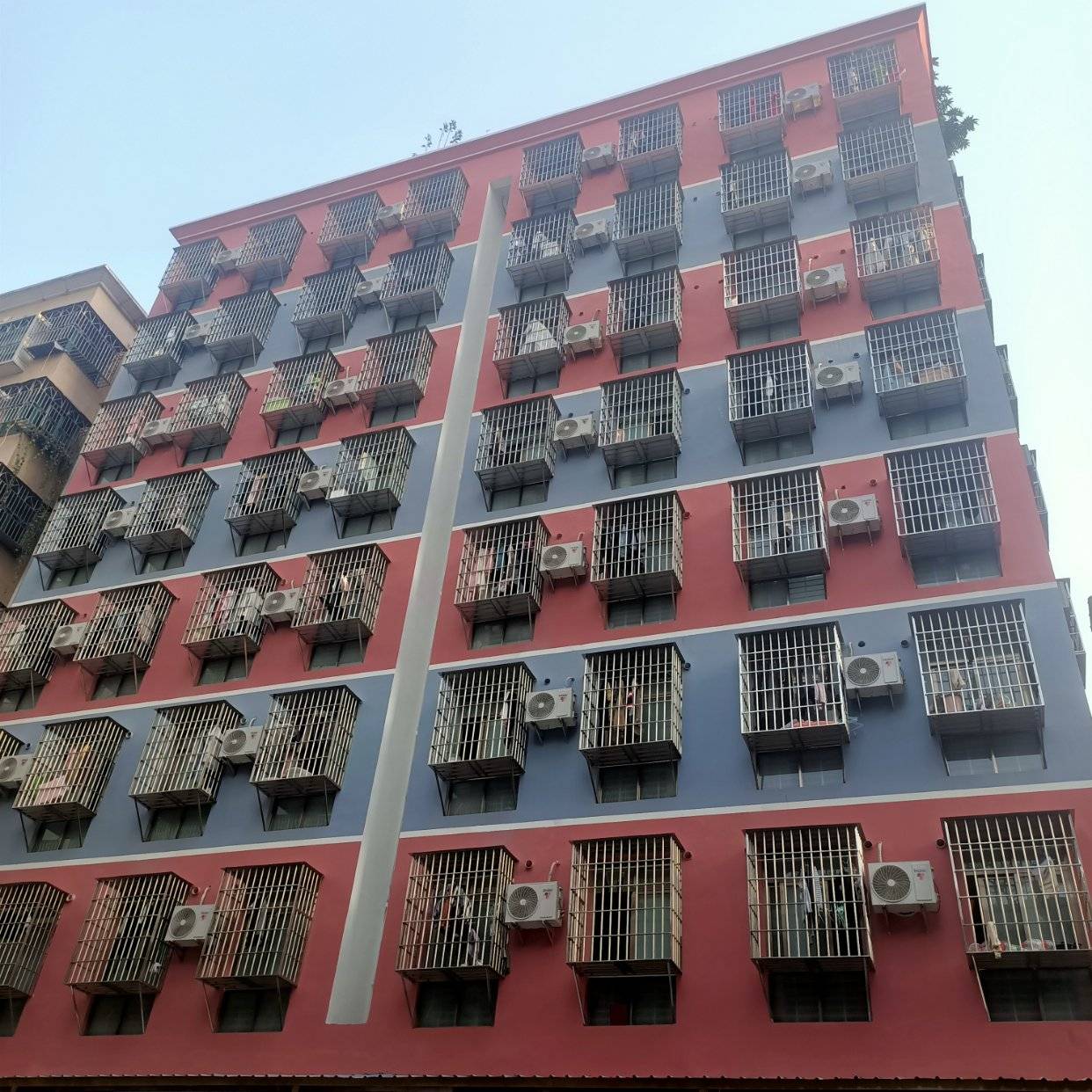 深圳城中村房租又涨了:五颜六色的公寓房看着就烦