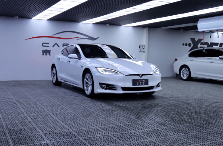 珍珠白特斯拉model s进店施工隐形车衣,效果一目了然