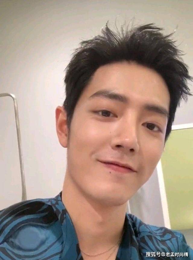 肖战新鲜自拍生图惊呆粉丝, 摇动手指表情超级苏, 不愧为有趣灵魂