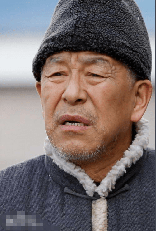 他是国家一级演员,养瘫痪妻子还被3子"啃老",75岁不敢退休_张洪杰