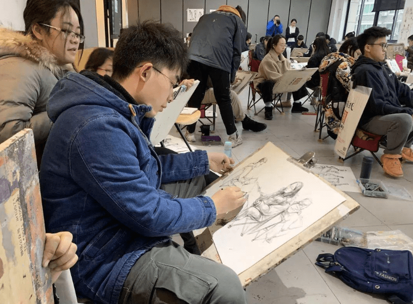 在艺术类的高考中不仅仅只有美术生这一类,还有服装