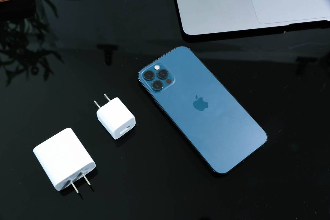 Ipad充电器给iphone12充电 到底伤不伤电池 现在了解也不晚 苹果