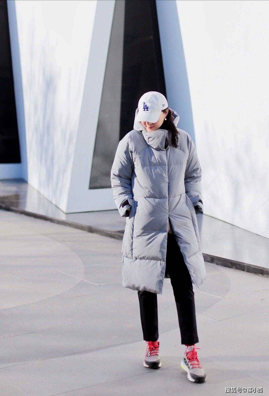 刘敏涛太会穿羽绒服了,内搭连帽卫衣 喇叭裤走机场,时髦又显瘦