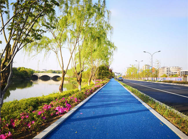 彩色防滑路面有效疏导城市早晚高峰交通_道路