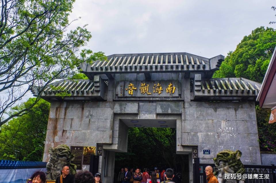 舟山颇负盛名的寺庙，香火鼎盛、游客络绎不绝，已有近1000年历史