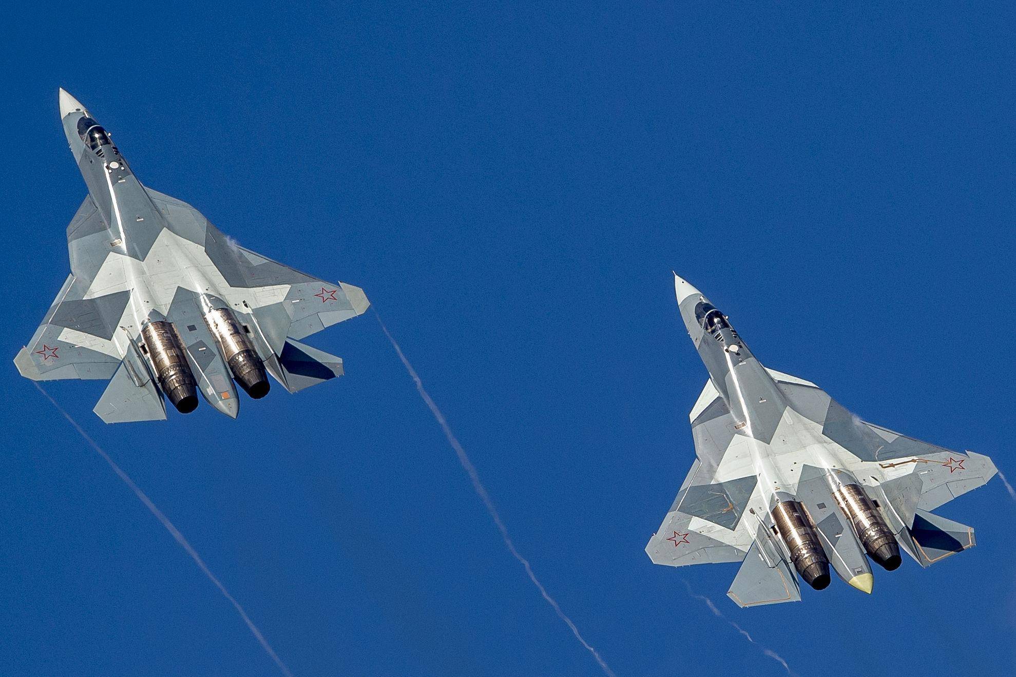 何时大批量产?俄军8架苏57原型机试飞中心合影