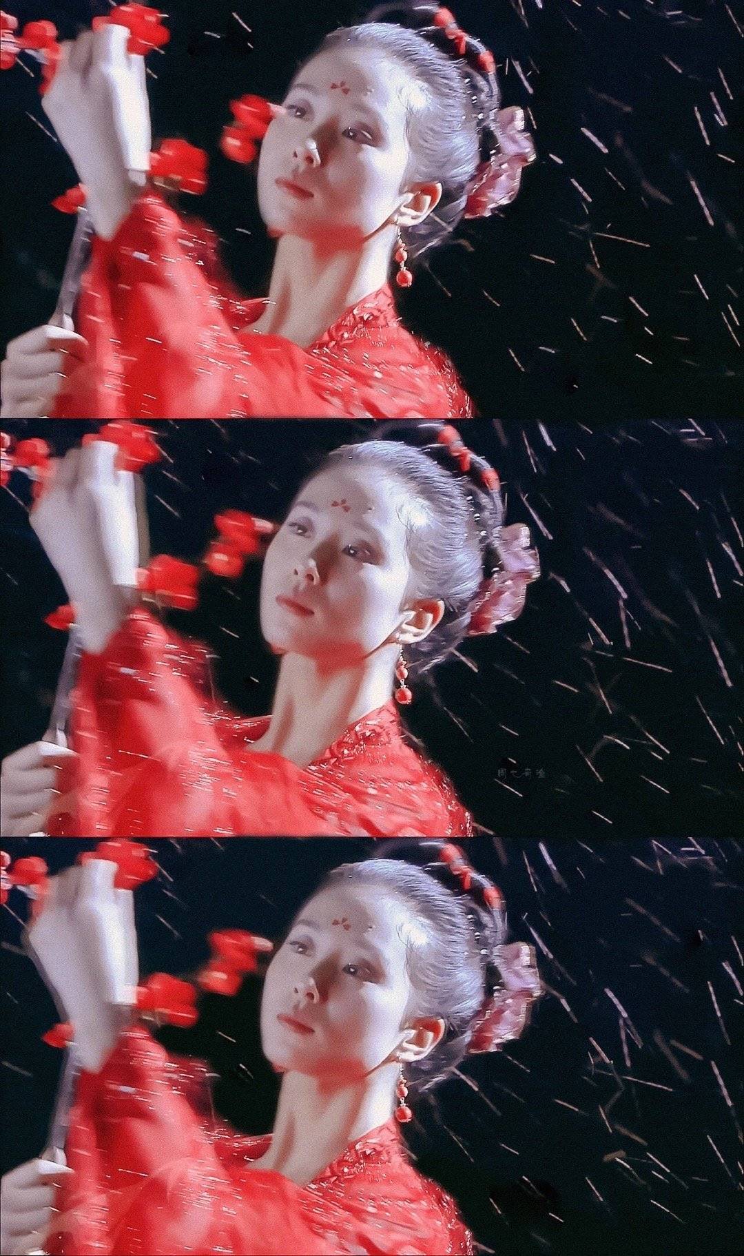 手握一枝红梅,额间的三点红与红梅相呼应,整个人清丽优雅,美得不惹