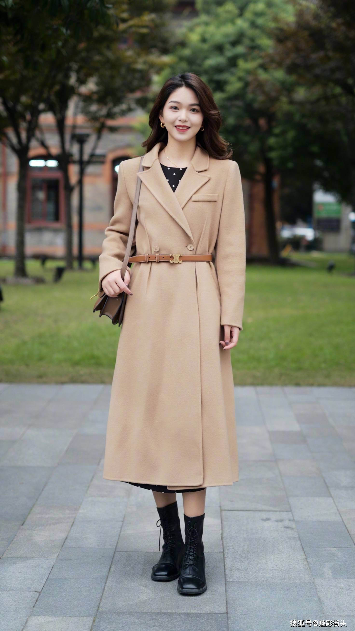 冬天穿连衣裙,除了面料,款式还要注重细节展示,突出气质又好看