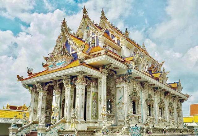 泰国最“奇特”寺庙，不仅有皮卡丘、米老鼠，还有雕像神似成龙