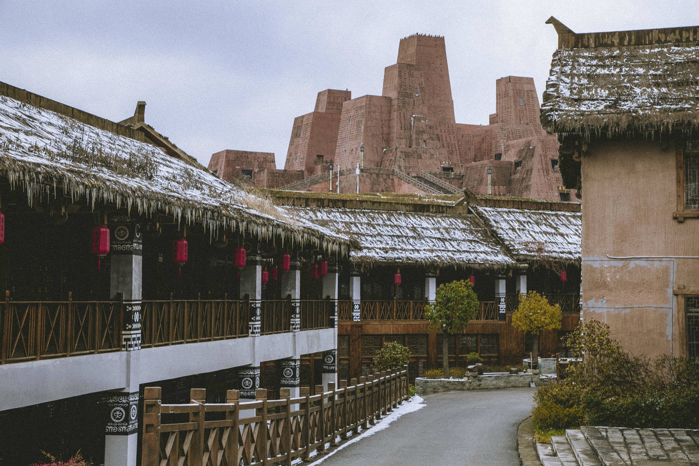 贵州的山区里隐藏着民族特色建筑群，彝族风情海坪文化小镇
