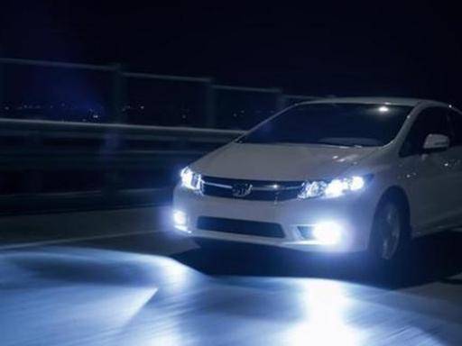 首先,这里的编辑要告诉所有人,前大灯的三个闪光灯不是让车主在无聊时